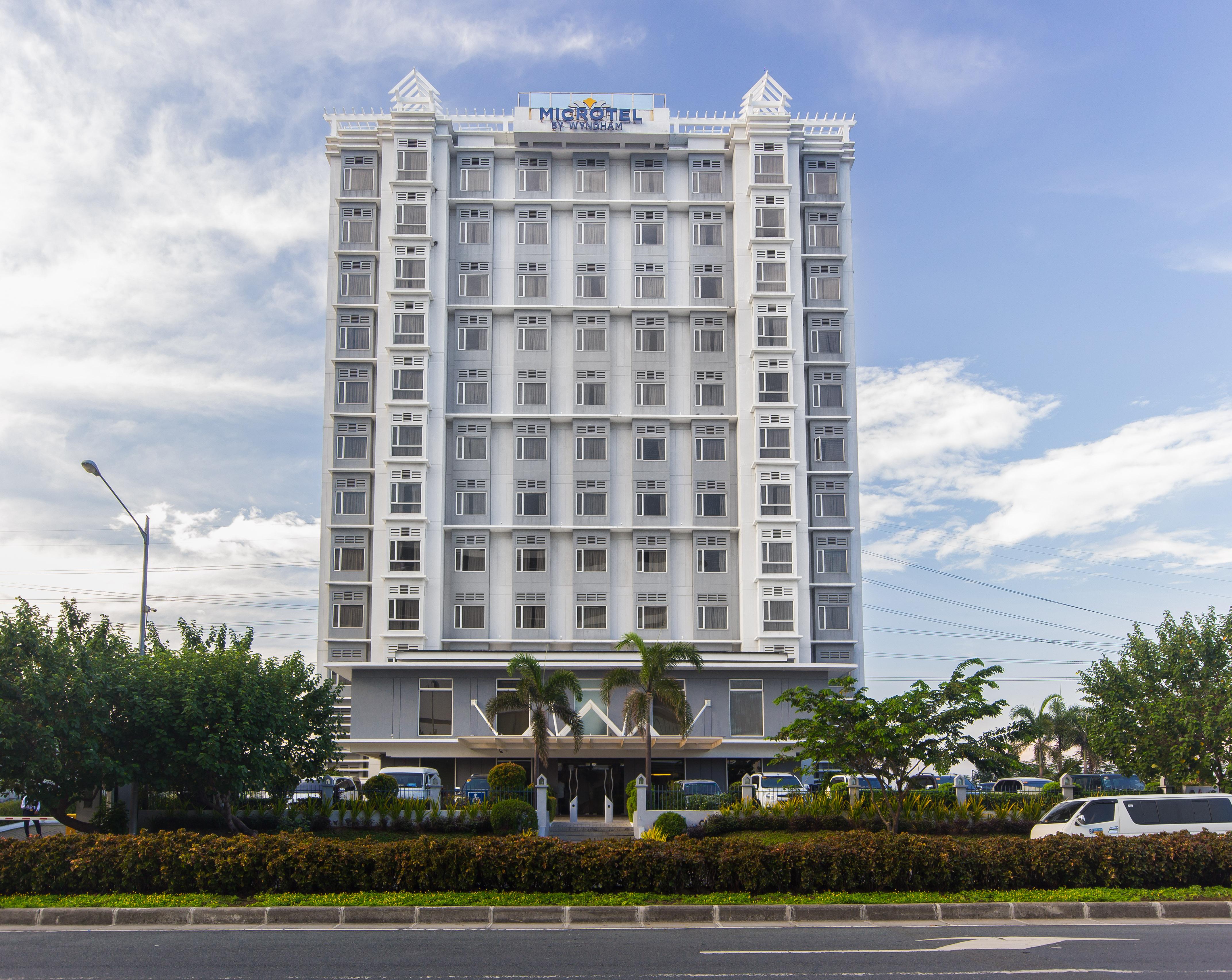 Microtel By Wyndham Mall Of Asia Pasay Exterior photo